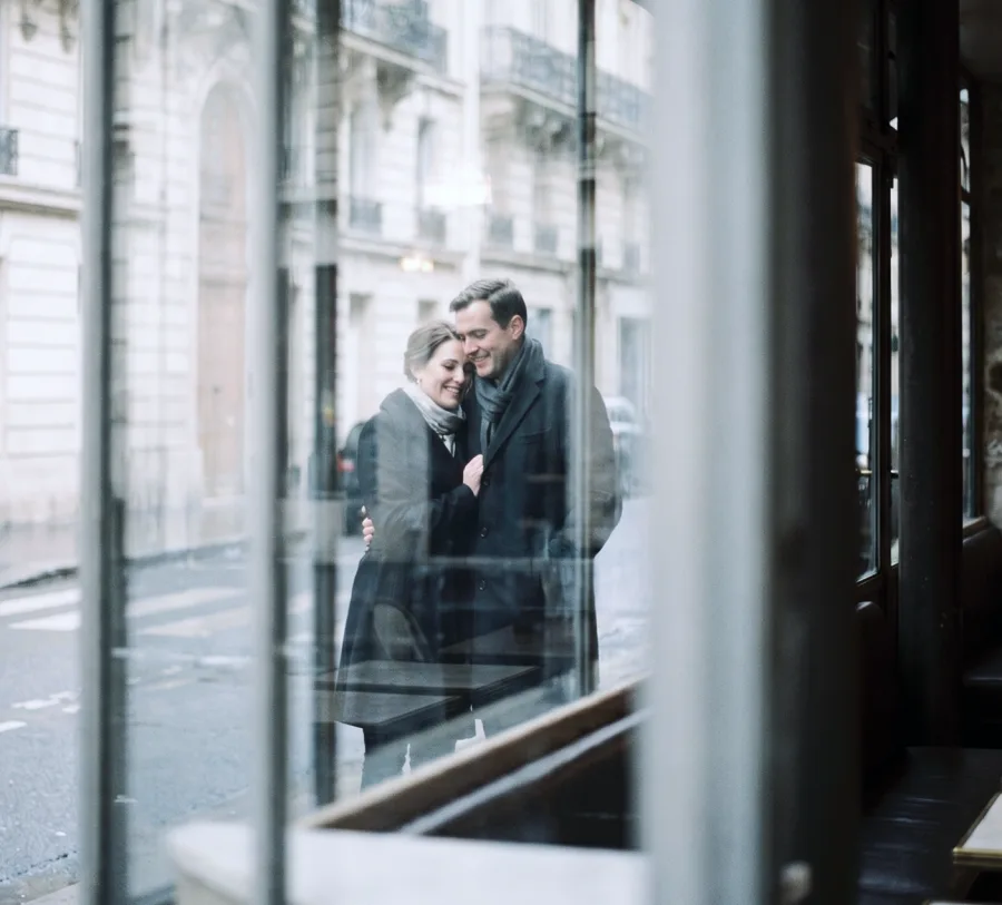 Couple marchant dans les rues parisiennes